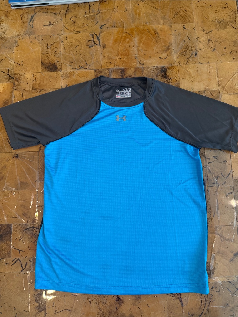 UNDER ARMOUR YOUTH SIZE LARGE LOOSE FIT SHORT SLEEVE HEAT GEAR